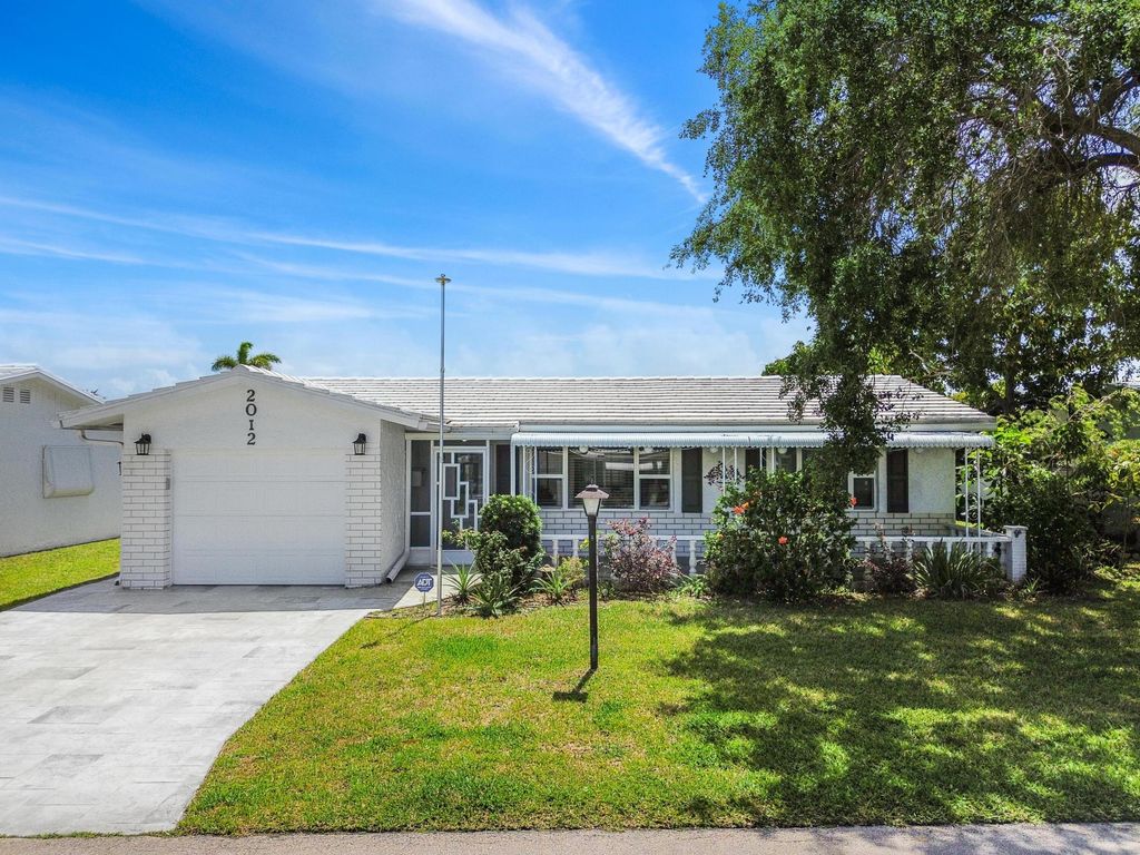 Photo of 2012 SW 17th Avenue, Boynton Beach, FL 33426 (MLS # B26013328)