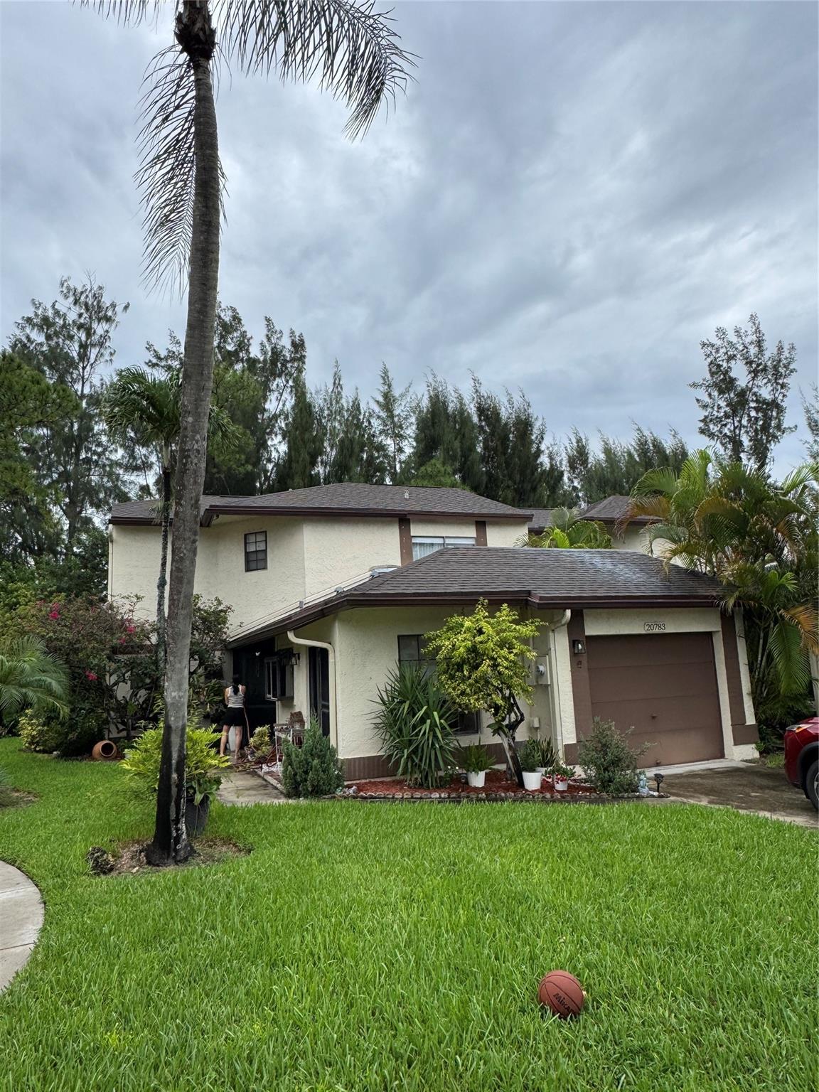 Gorgeous Townhome 3 bed 2 and 1/2 bath in a gated community, kitchen, flooring bathrooms has been updated, one car garage and a spacious screened back patio completes this amazing home. Boca's great school district, new mall and much more all at a short distance. LOCATION! LOCATION! LOCATION!