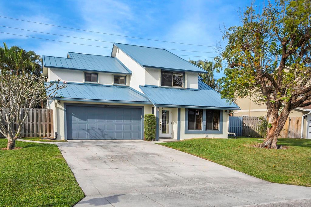 Photo of 1119 Rainwood Circle W, Palm Beach Gardens, FL 33410 (MLS # R10938502)