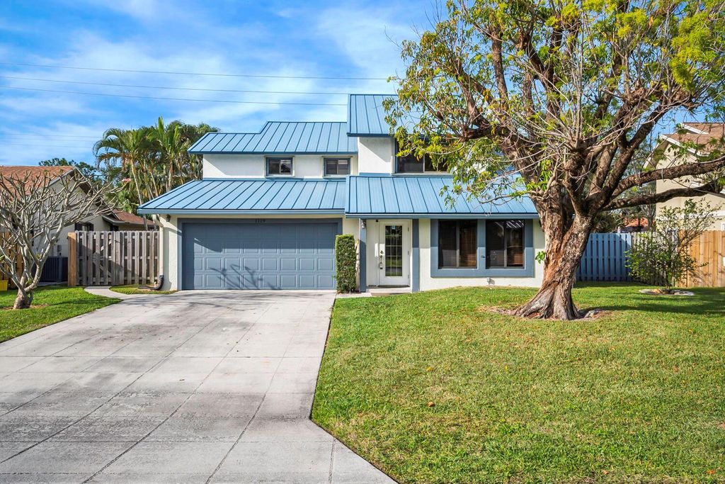 Photo of 1119 Rainwood Circle W, Palm Beach Gardens, FL 33410 (MLS # R10938502)