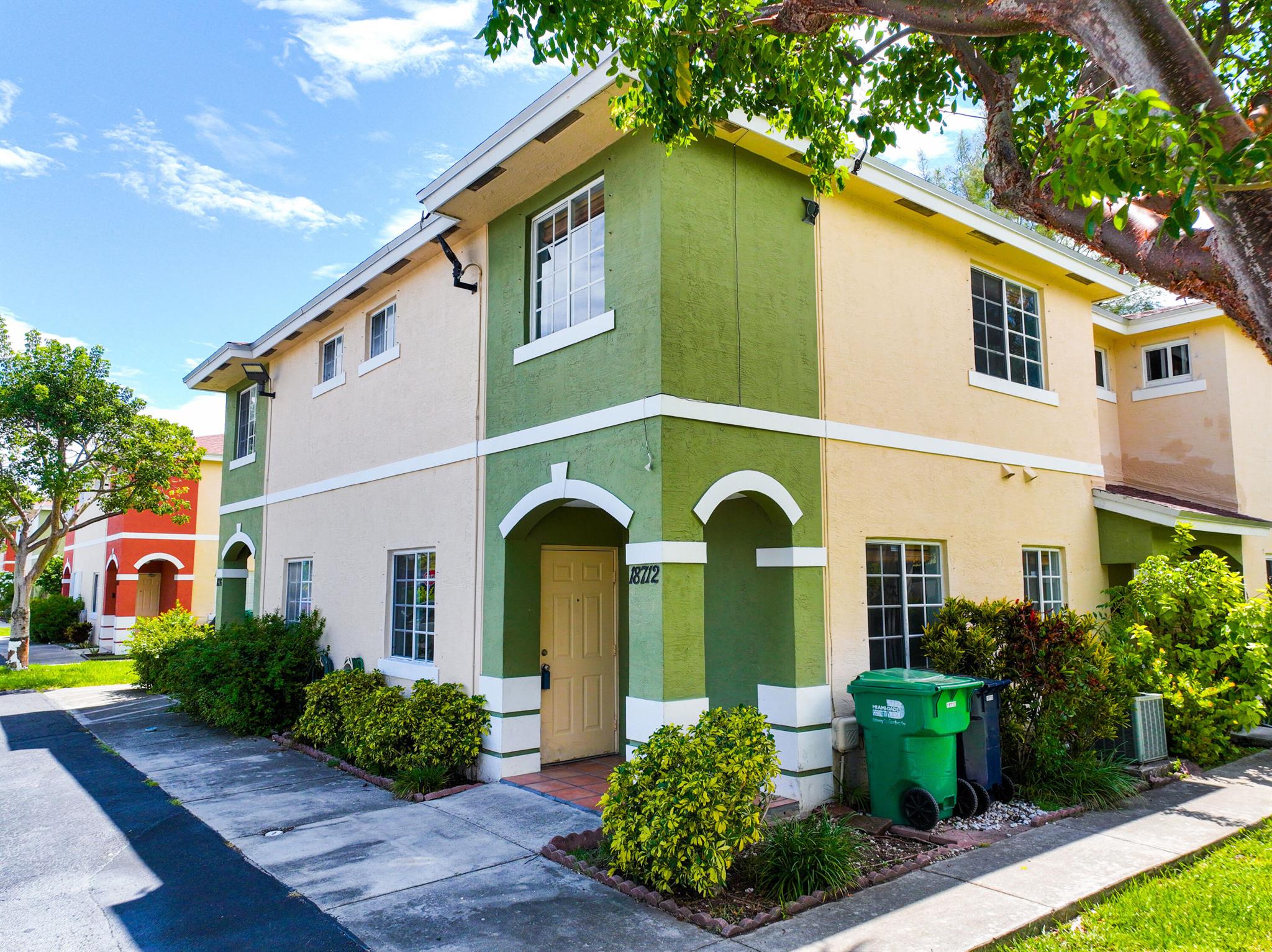 ROYALE POINT TOWNVILLAS - Residential Lease