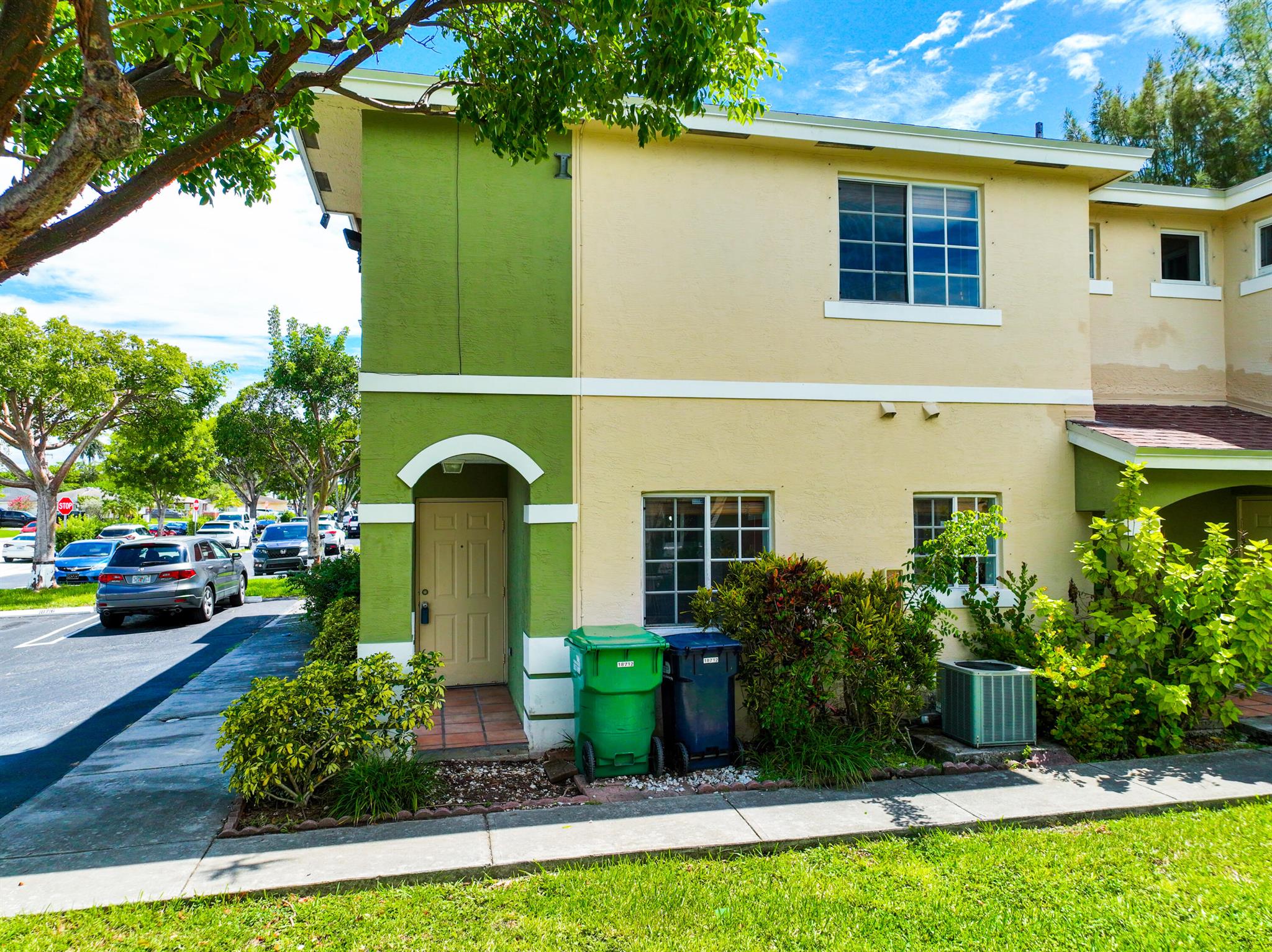 ROYALE POINT TOWNVILLAS - Residential Lease