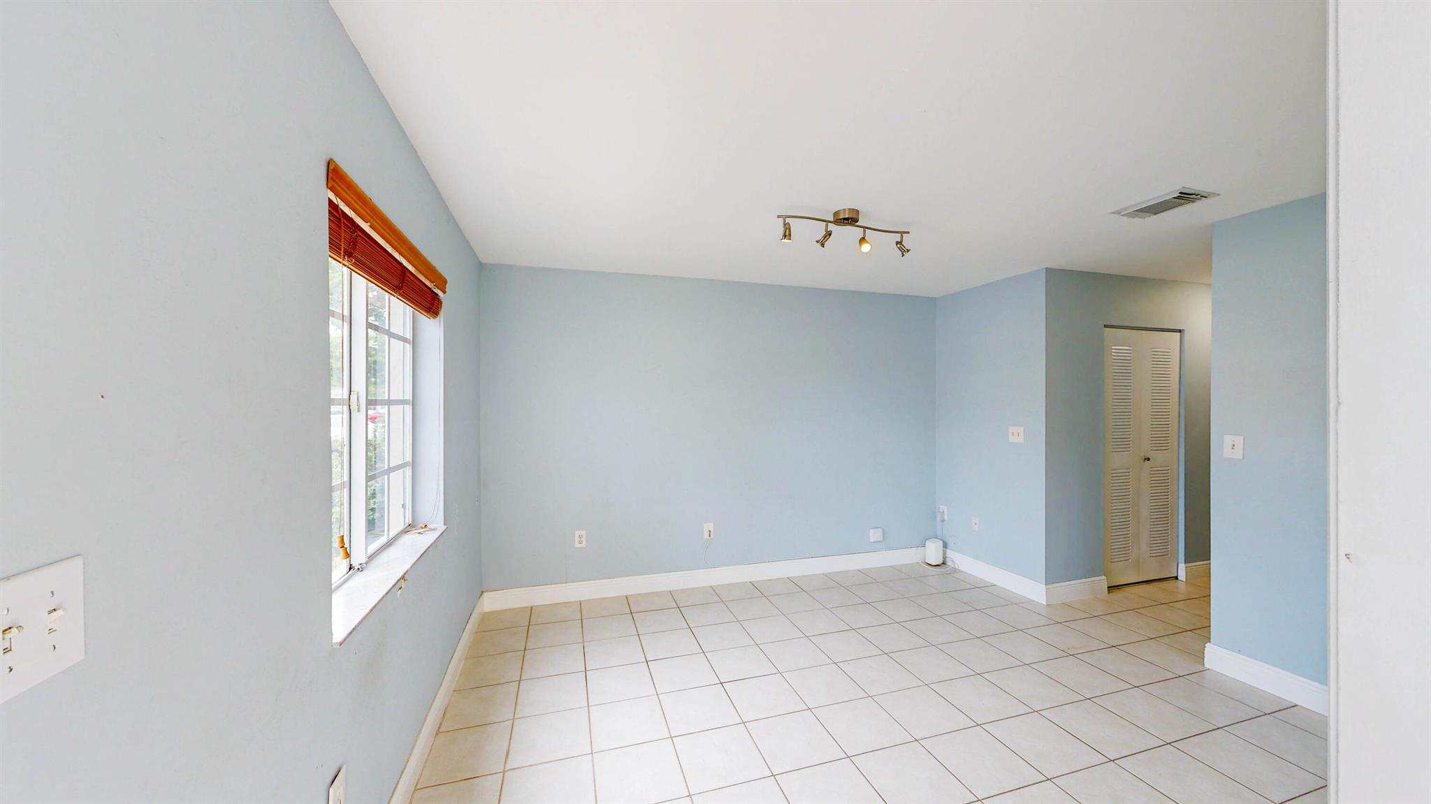 ROYALE POINT TOWNVILLAS - Residential Lease