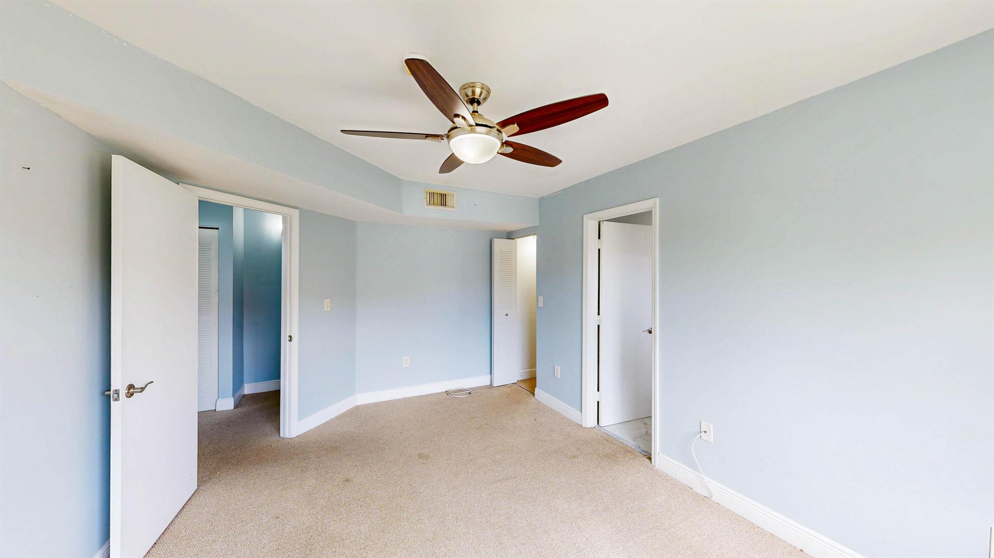 ROYALE POINT TOWNVILLAS - Residential Lease