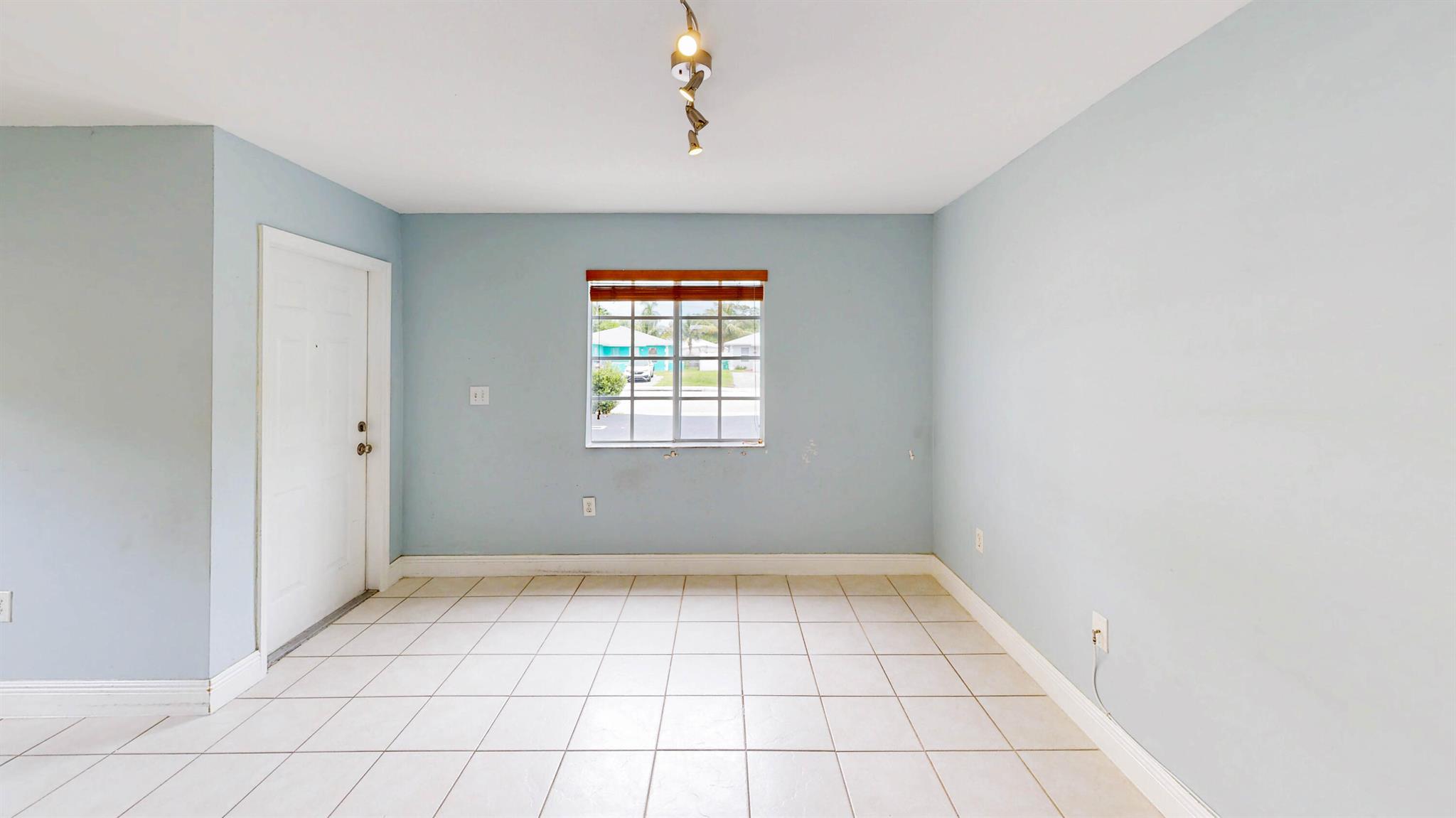 ROYALE POINT TOWNVILLAS - Residential Lease