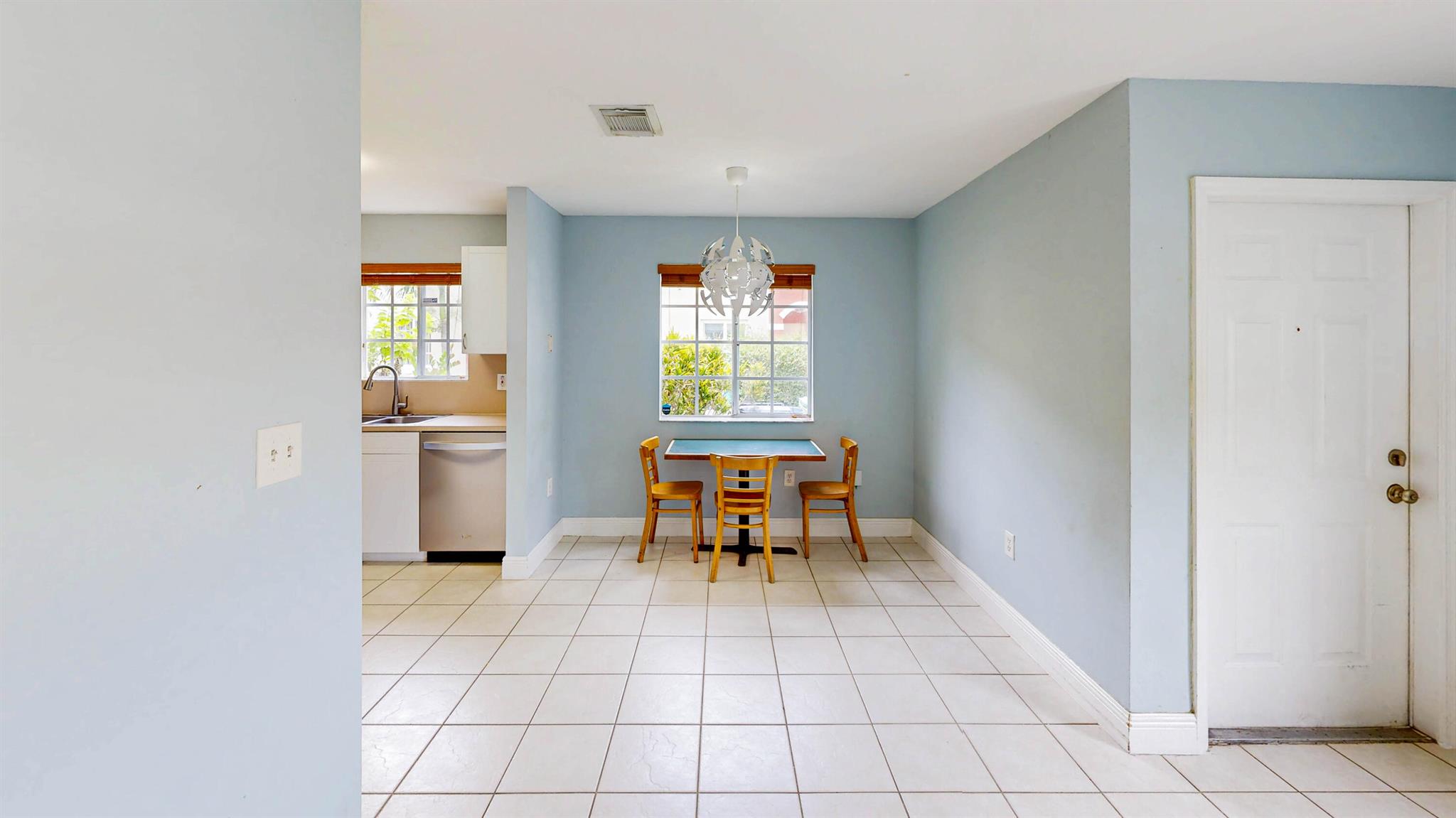 ROYALE POINT TOWNVILLAS - Residential Lease