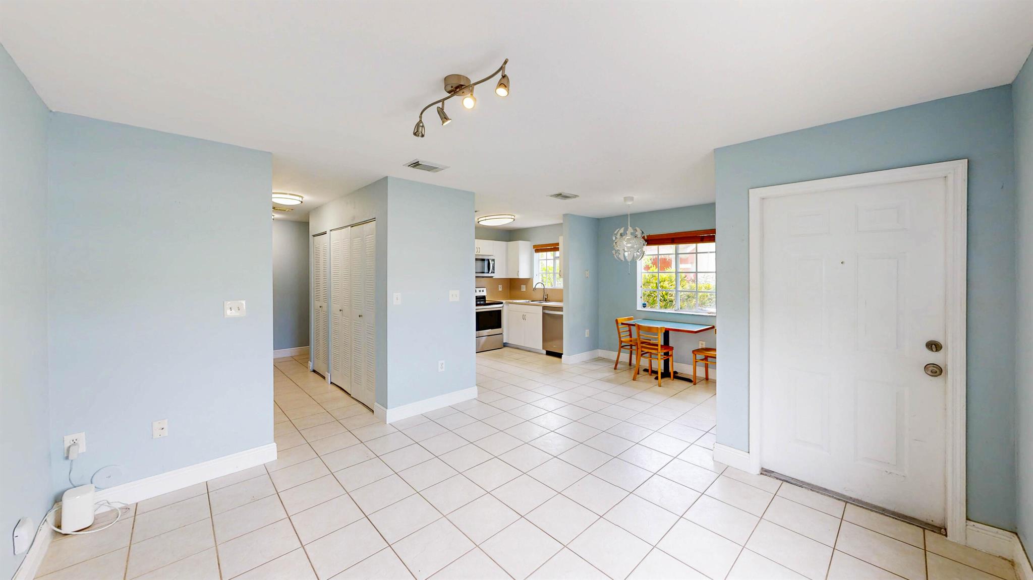 ROYALE POINT TOWNVILLAS - Residential Lease