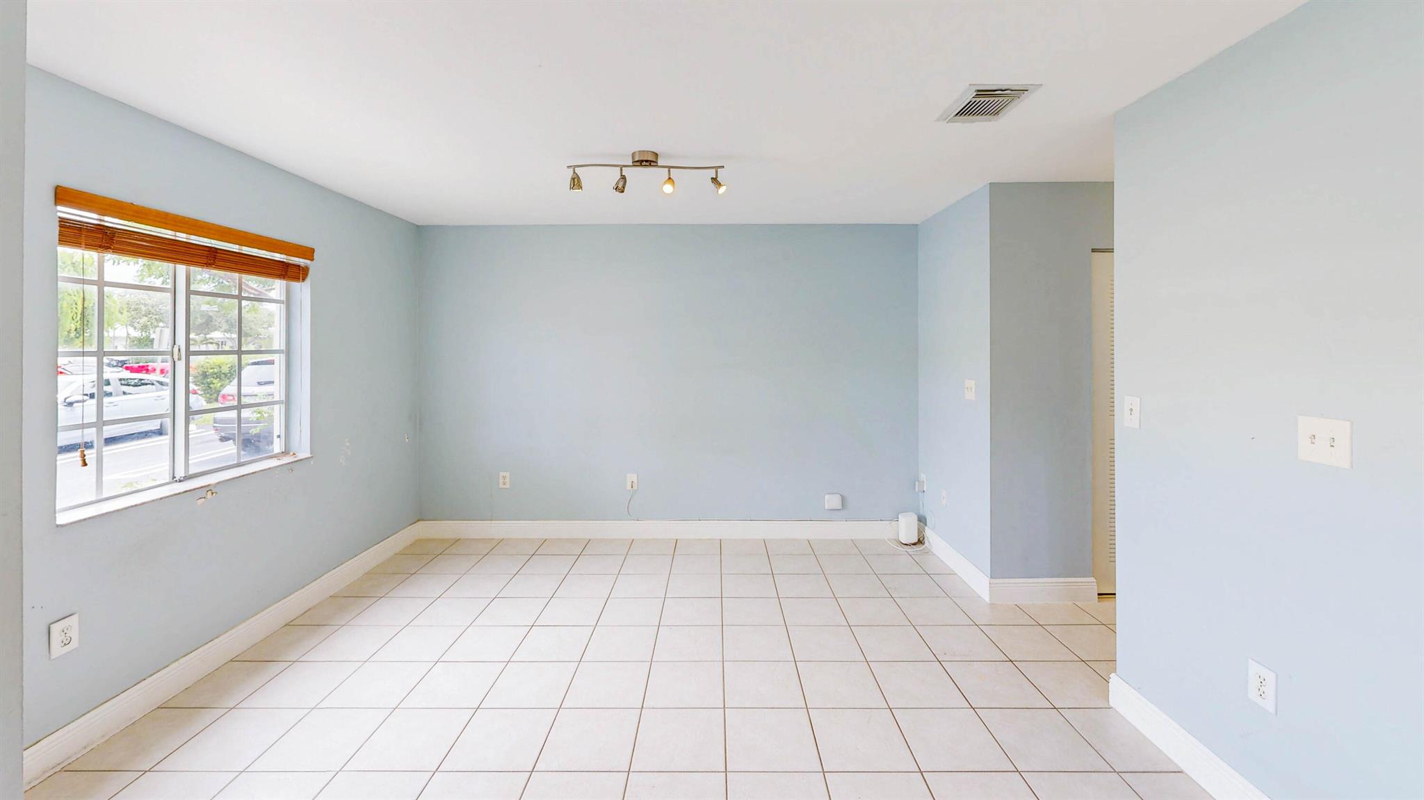 ROYALE POINT TOWNVILLAS - Residential Lease