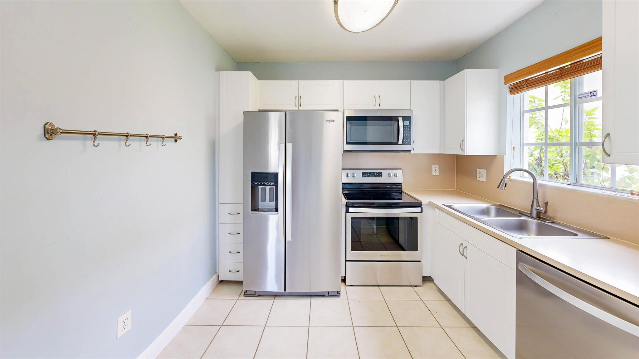 ROYALE POINT TOWNVILLAS - Residential Lease