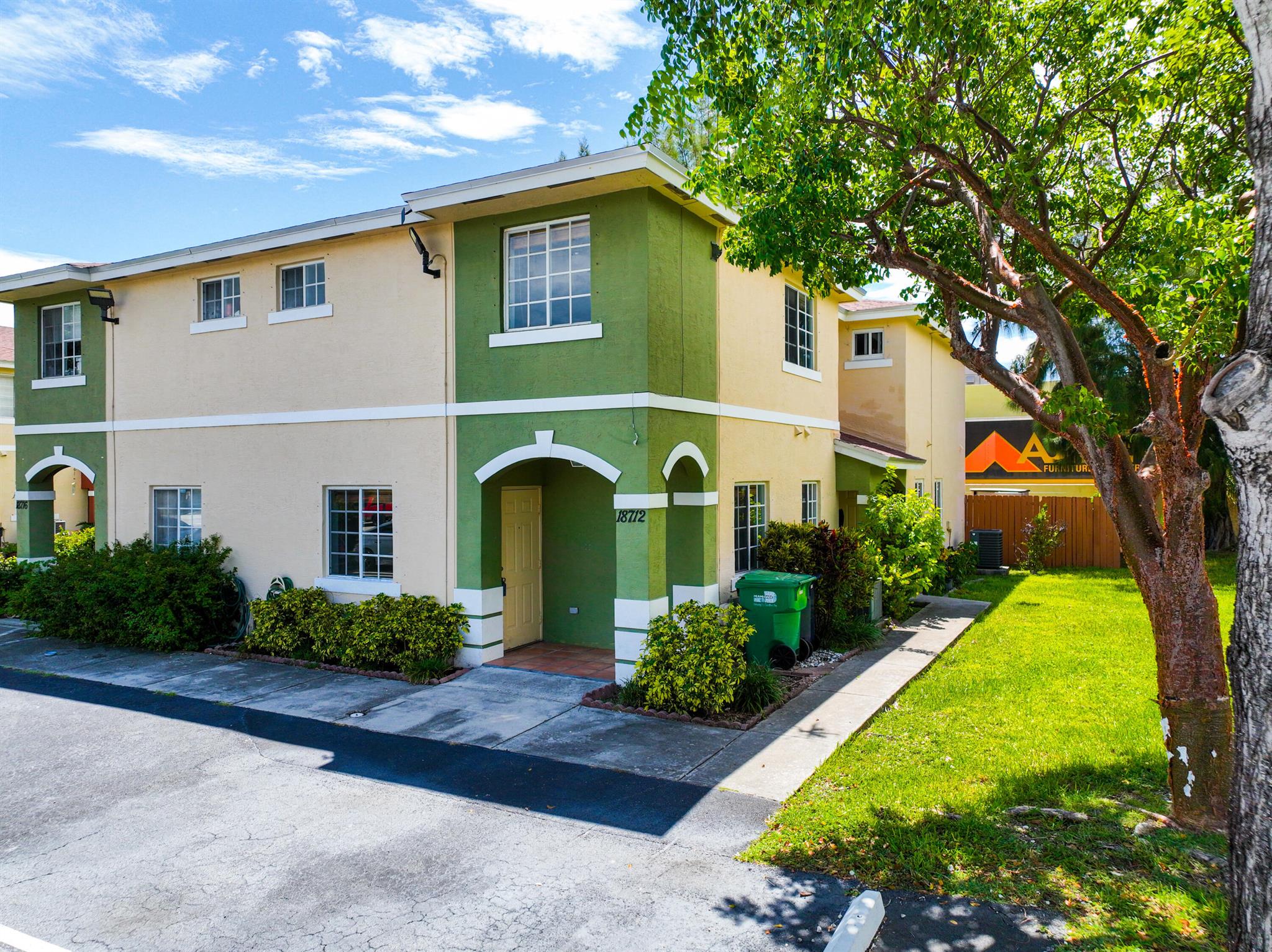 ROYALE POINT TOWNVILLAS - Residential Lease