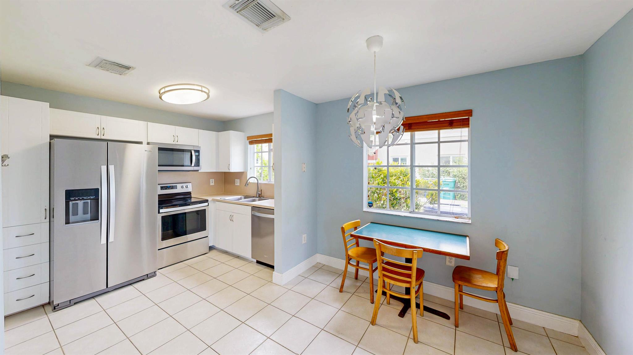 ROYALE POINT TOWNVILLAS - Residential Lease