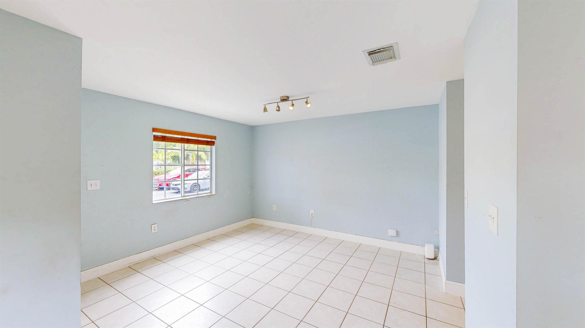 ROYALE POINT TOWNVILLAS - Residential Lease