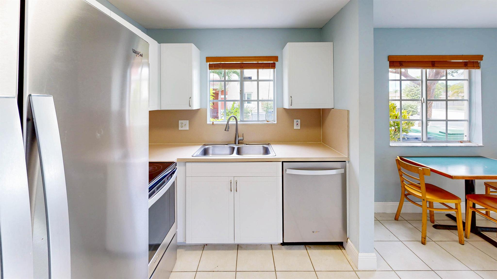 ROYALE POINT TOWNVILLAS - Residential Lease