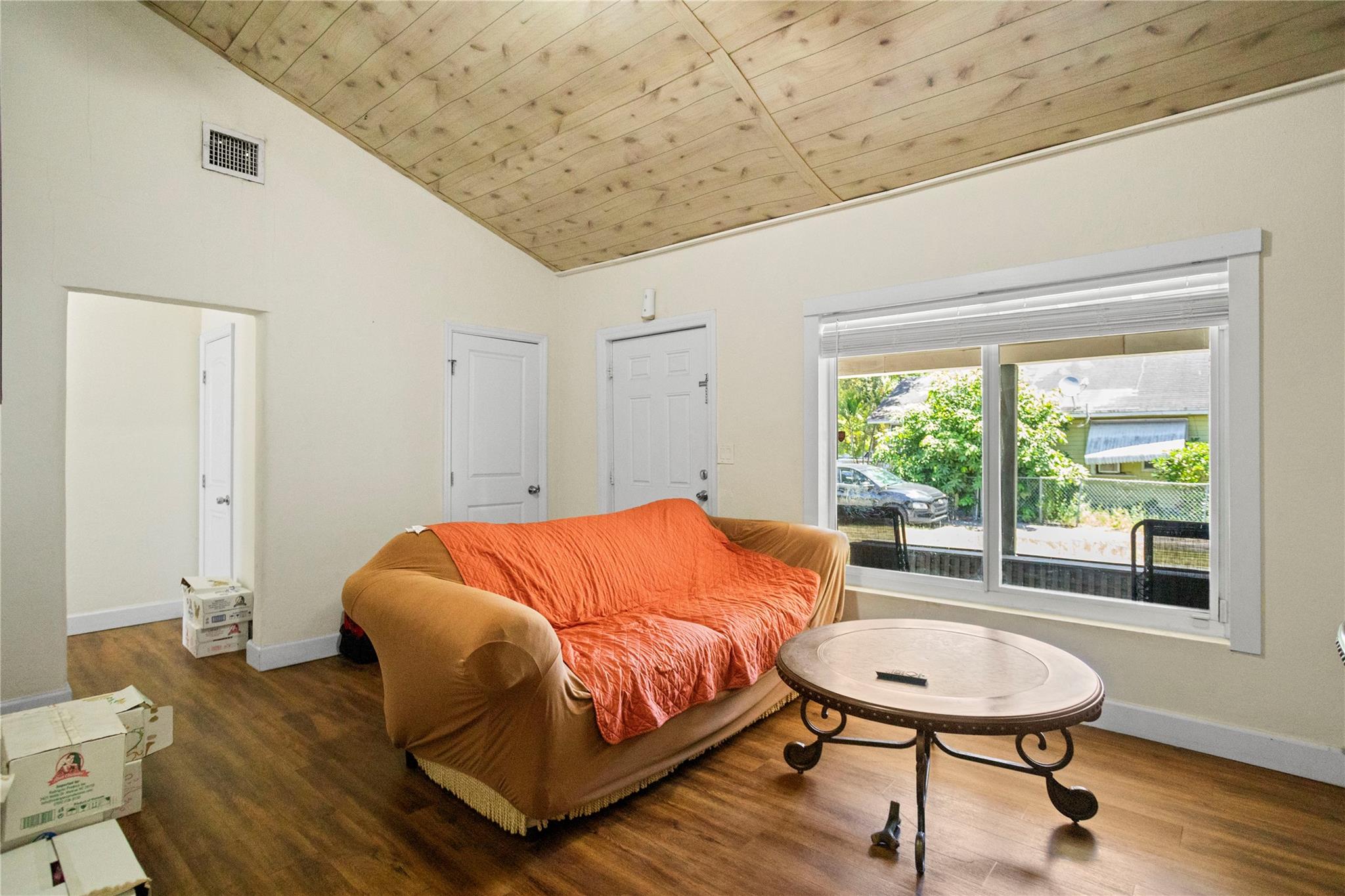 2-bedroom, 1-bath unit in a multifamily property located in Hollywood.
Includes a small living room, kitchen.
Street parking, no HOA, fast approval and easy application.
Just minutes from Downtown Hollywood, beaches, shopping, and major highways.