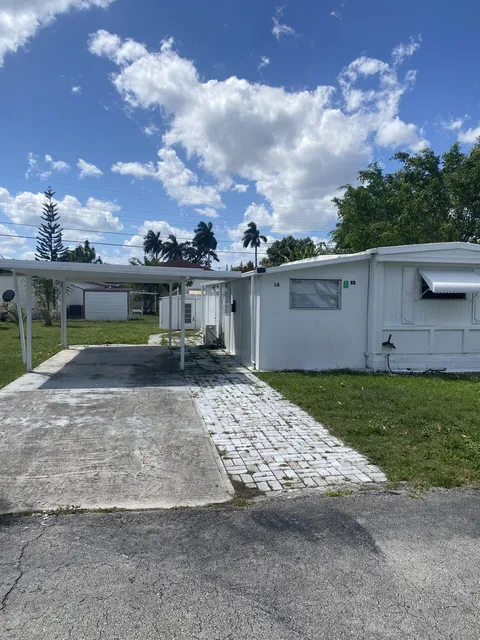 1 Ricks Dr, Greenacres, FL MLS: R11032968