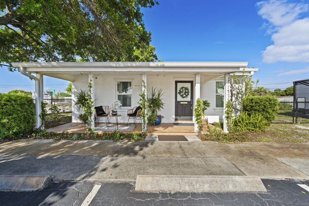 Photo of 1324 16th Street, Vero Beach, FL (MLS # B26020146)