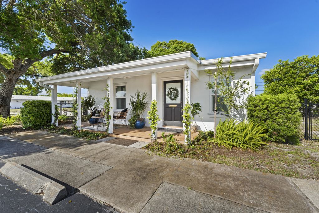 Photo of 1324 16th Street, Vero Beach, FL (MLS # B26020146)