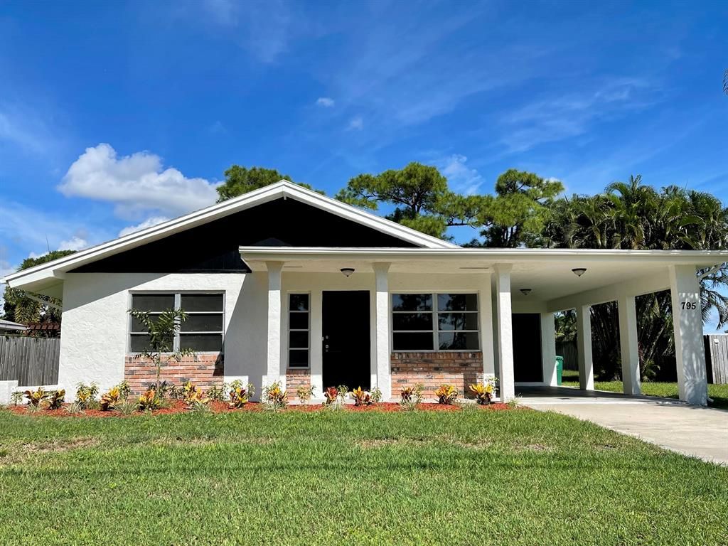 Photo of 795 SE Autumn Terrace, Port Saint Lucie, FL 34983 (MLS # R10746507)