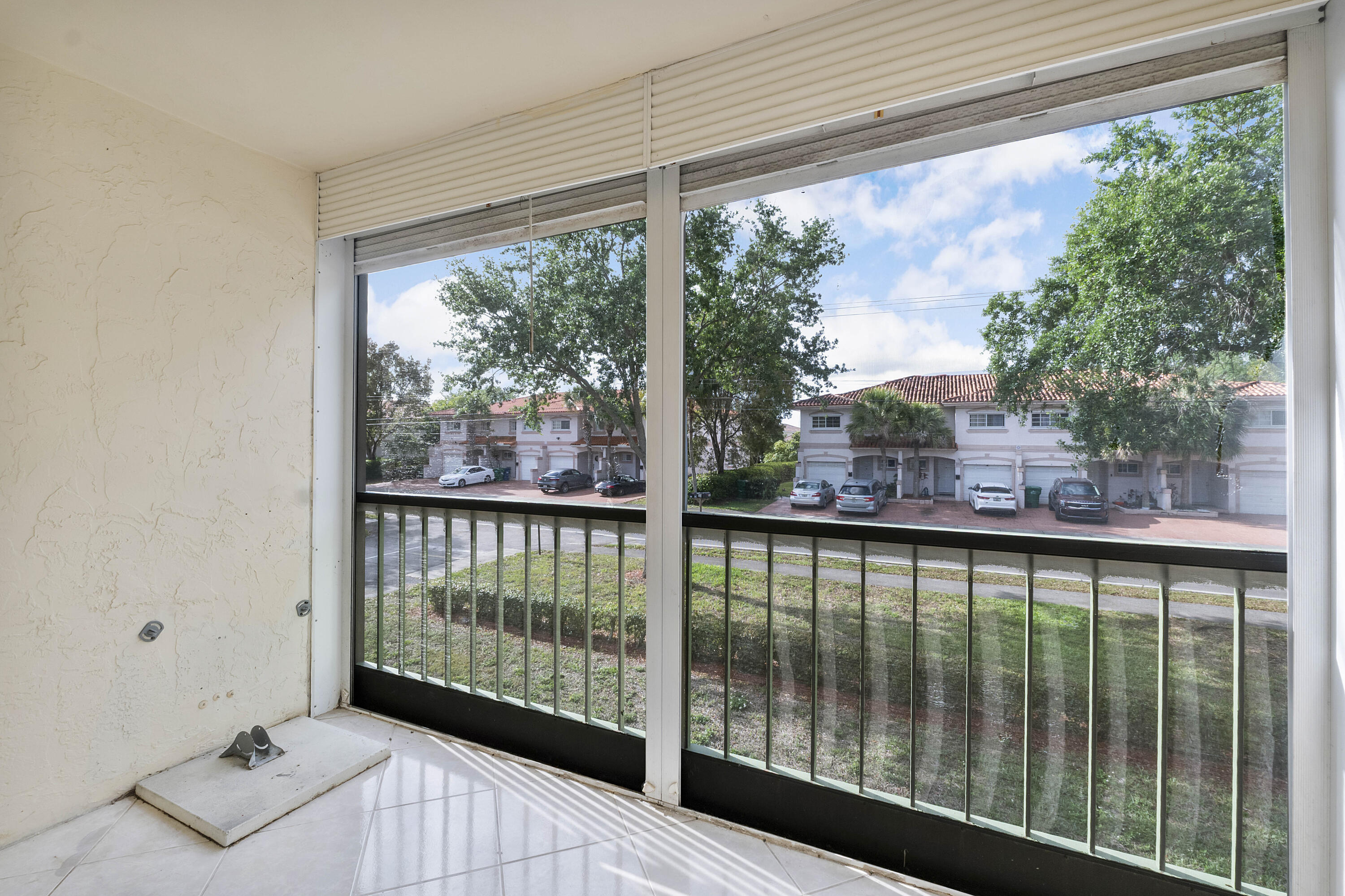 RAMBLEWOOD EAST CONDO - Residential