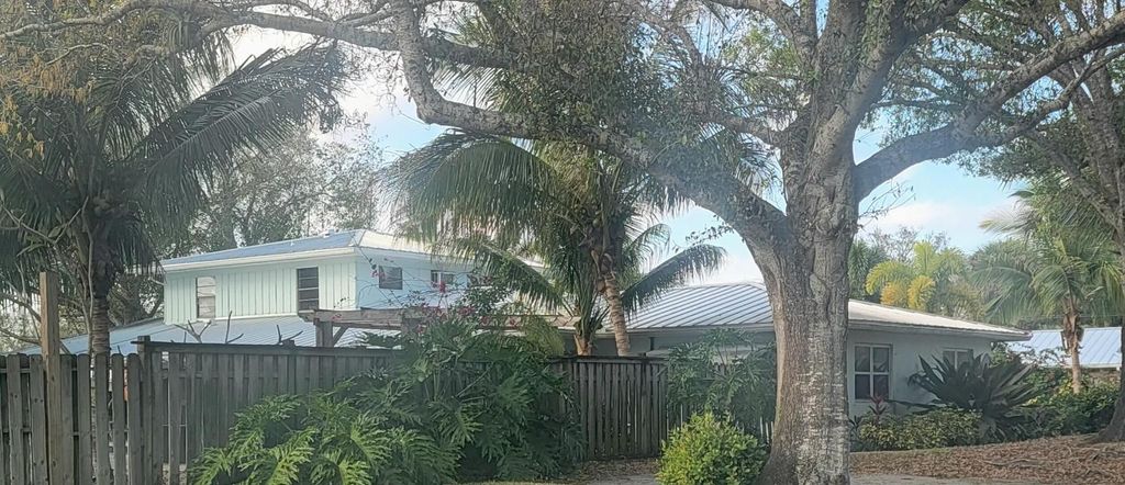 Photo of 1555 33rd Avenue, Vero Beach, FL 32960 (MLS # R11156013)