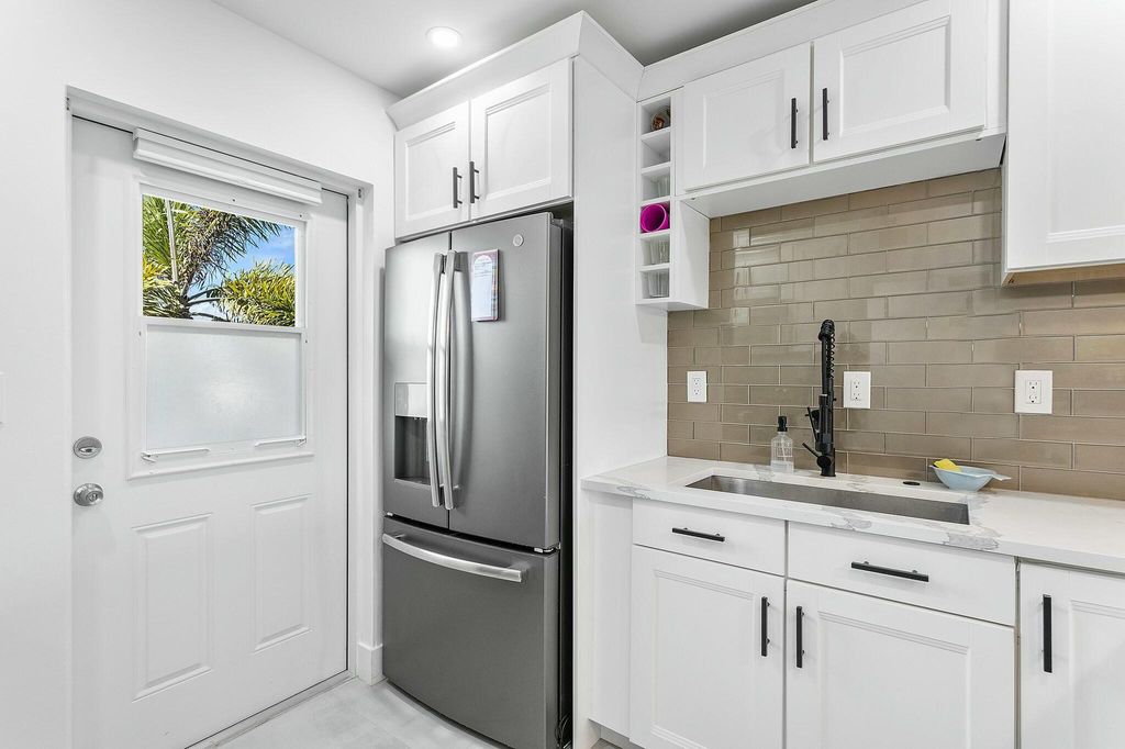 Photo of 330 N Federal Highway, Deerfield Beach, FL 33441 (MLS # B26002200)