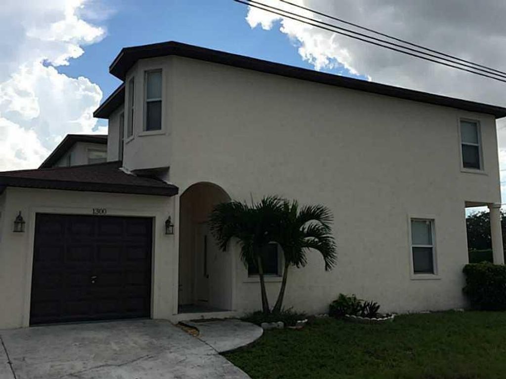 Photo of 1300 SW 44th Ter, Fort Lauderdale, FL 33317 (MLS # F10534114)