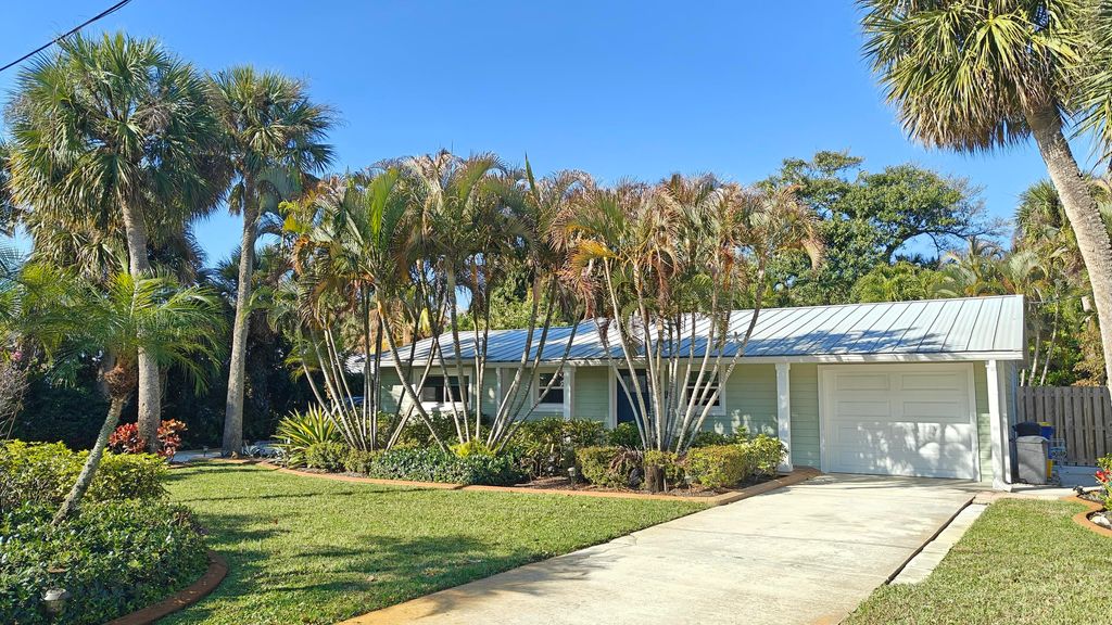 Photo of 282 SE Edgewood Drive, Stuart, FL 34996 (MLS # R11165279)