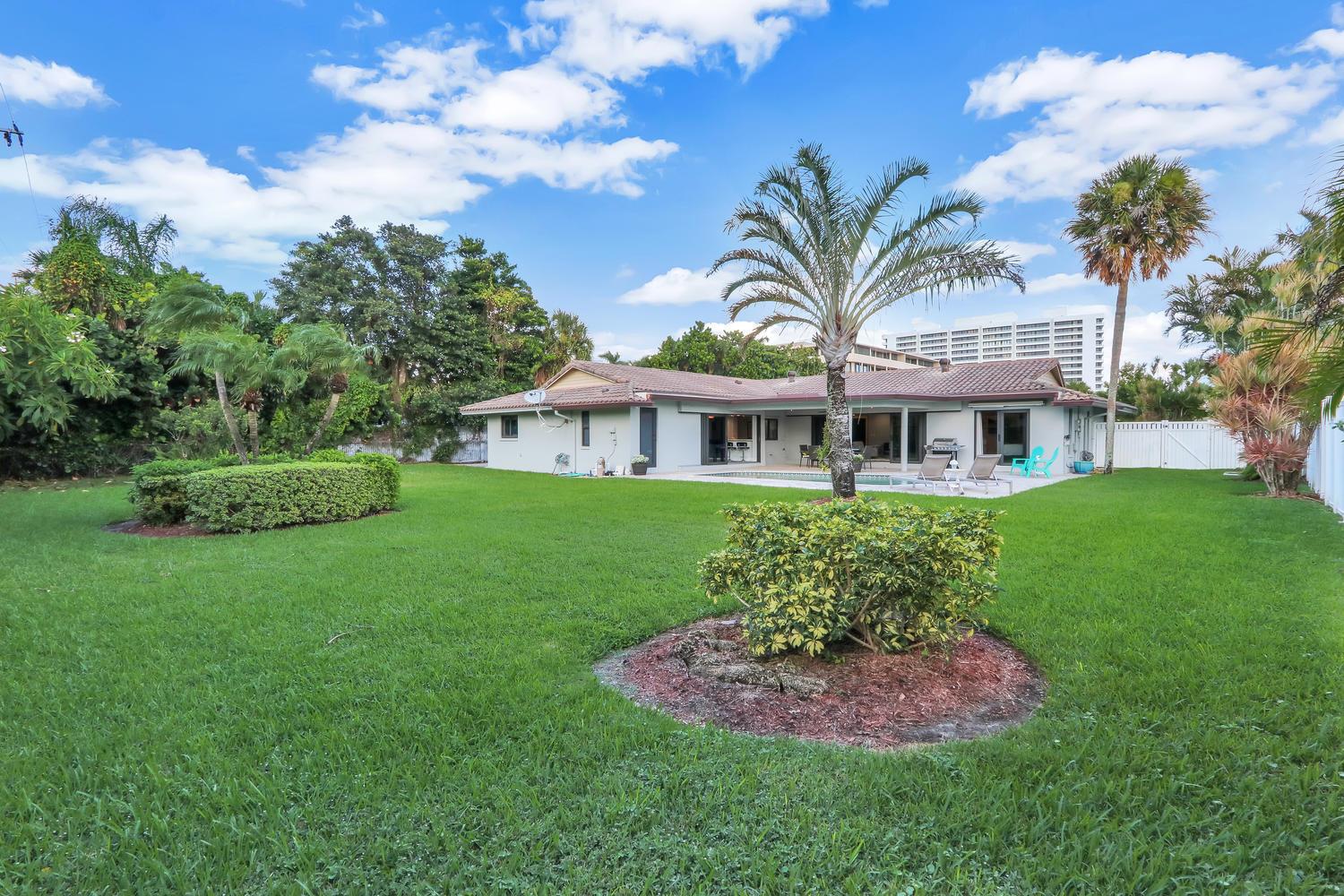 Fully Furnished home Available for immediate move-in.Beautiful, private single family home 1 block to the beach. *Annual Lease 17k, Seasonal Lease 25k,* Huge grass fenced yard. Professionally decorated interiors, fully furnished. Amazing Location in East Boca! Every detail and expense covered by owner. Flexible lease terms. Owners pays all utilities, maintenance, cable, internet, etc. - just bring your clothes and toothbrush! Available for seasonal or annual.