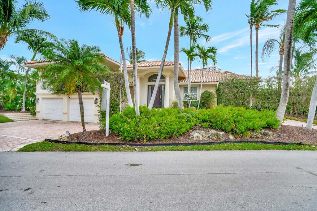 Photo of 290 E Fern Drive, Boca Raton, FL 33432 (MLS # B26040948)