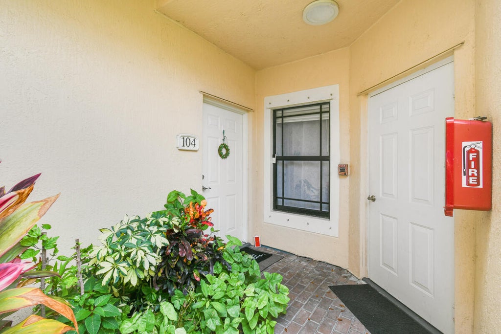 Photo of 2916 TUSCANY Court #104, Palm Beach Gardens, FL 33410 (MLS # B26071201)