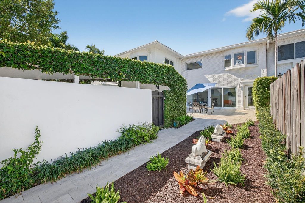 Photo of 7 Coventry Way #7, Wilton Manors, FL 33305 (MLS # F10546680)