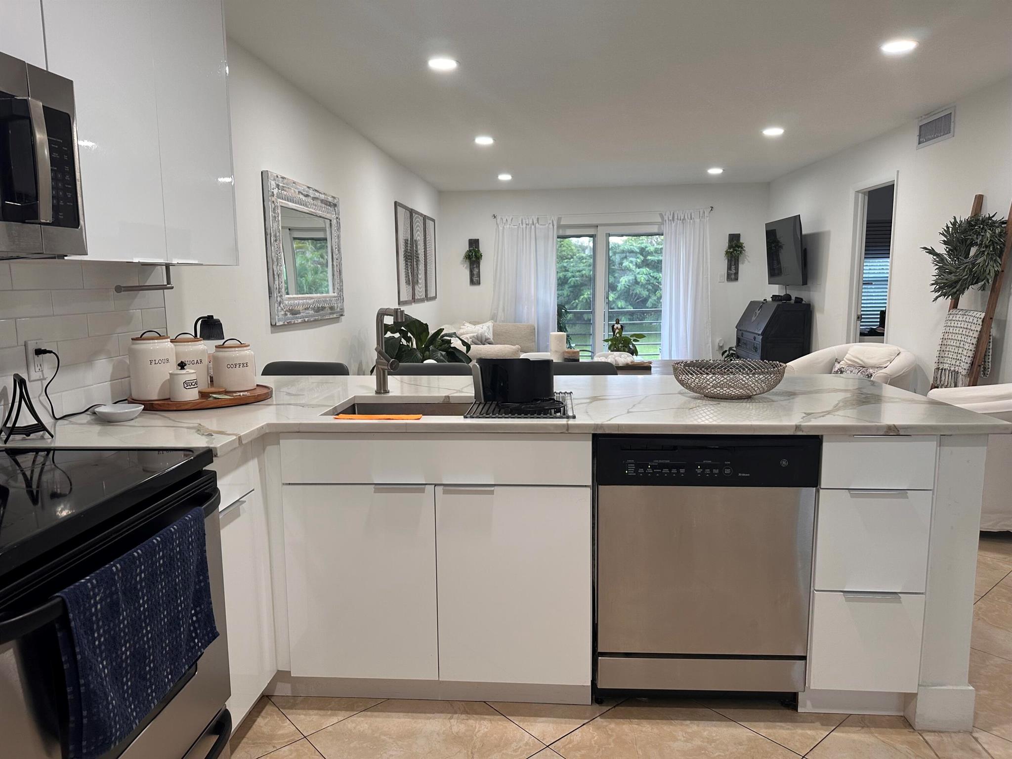 LAGO DEL REY CONDO - Residential