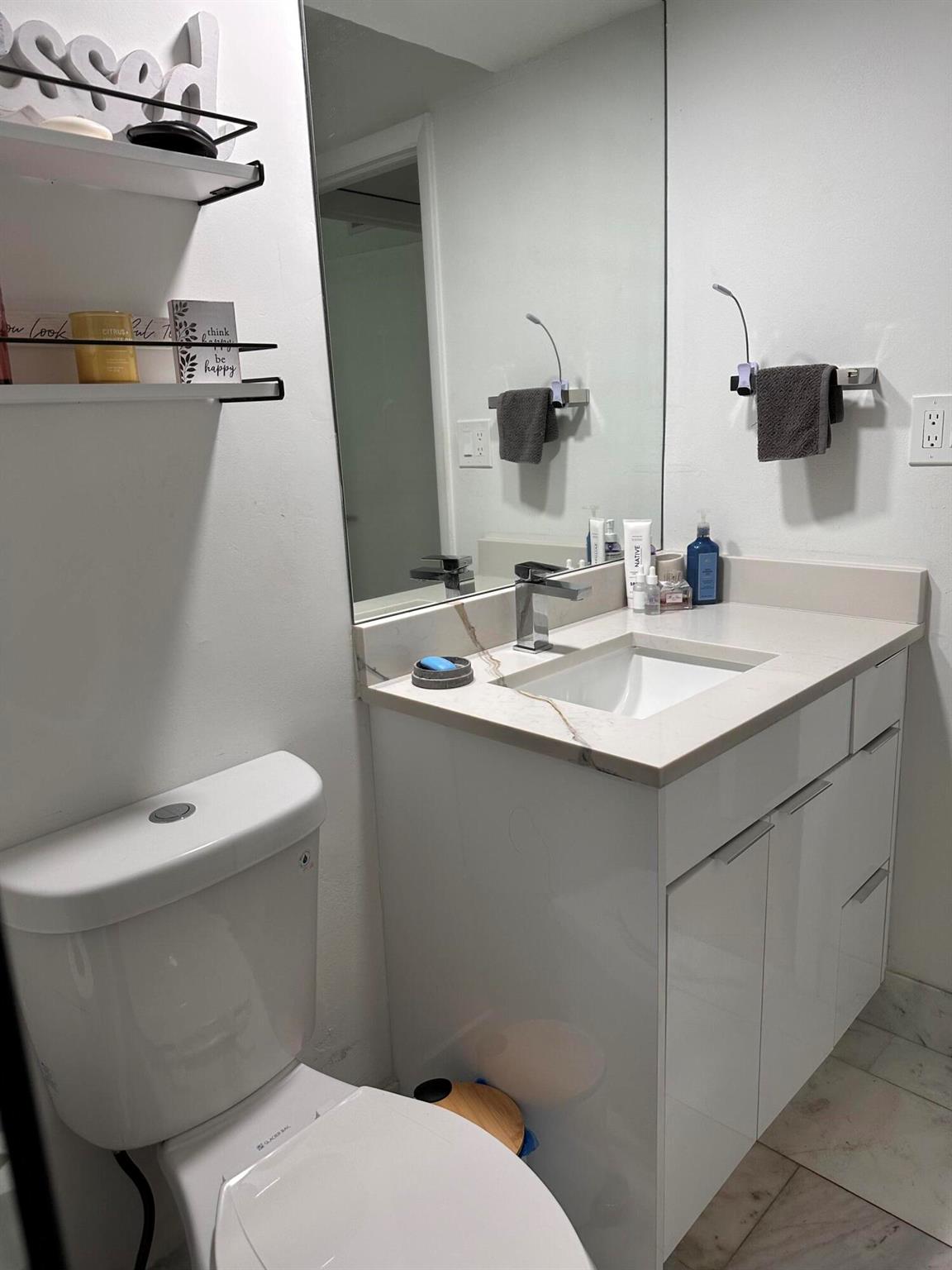 LAGO DEL REY CONDO - Residential