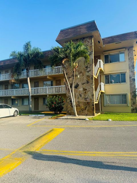 Condominium in Lake Worth Beach FL 555 Purdy Ln Ln 1.jpg