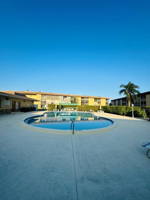 Condominium in Lake Worth Beach FL 555 Purdy Ln Ln 33.jpg