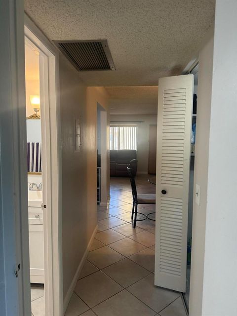 Condominium in Lake Worth Beach FL 555 Purdy Ln Ln 18.jpg