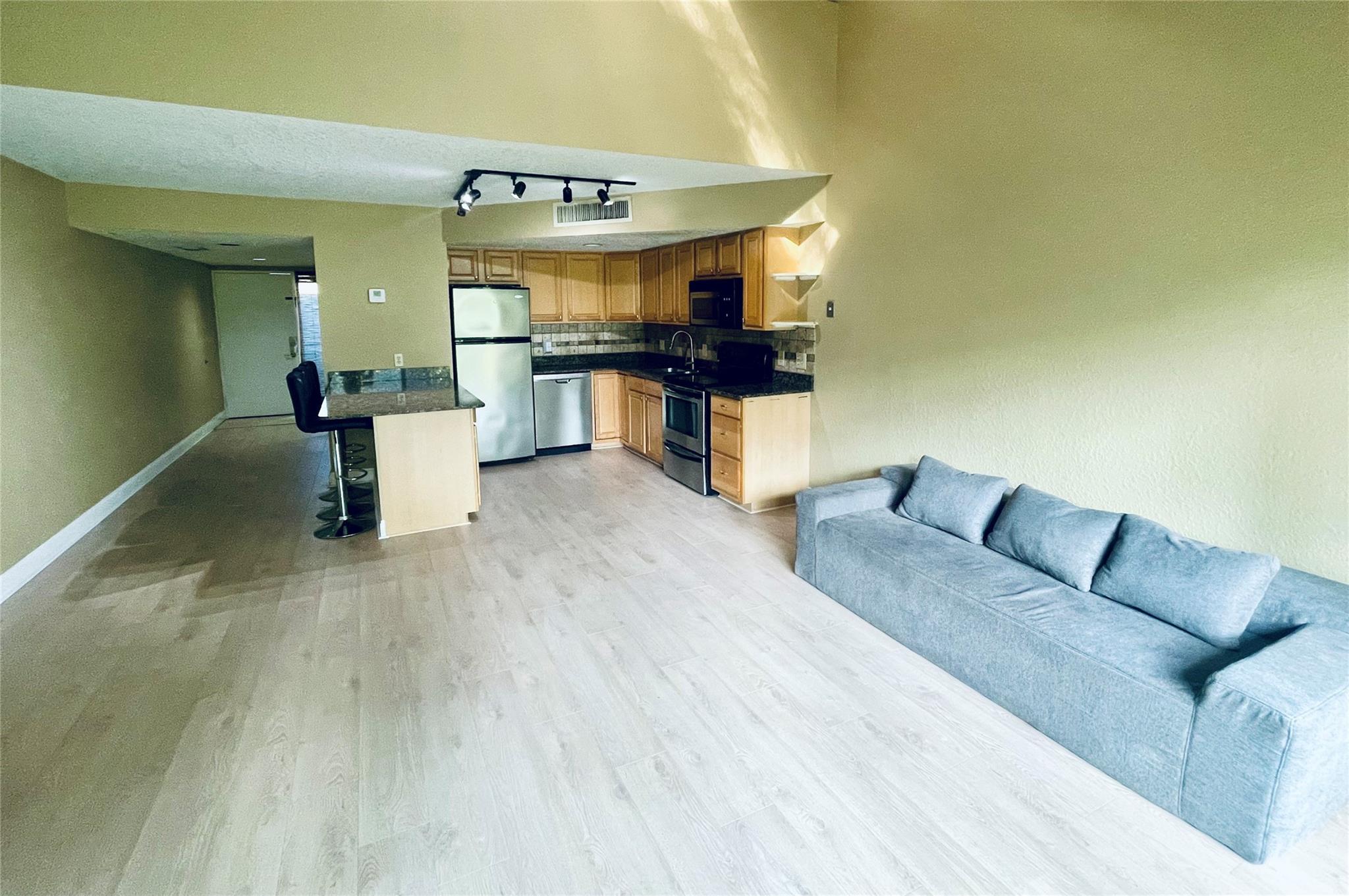 The Racquet Club Of Deer - Residential Lease