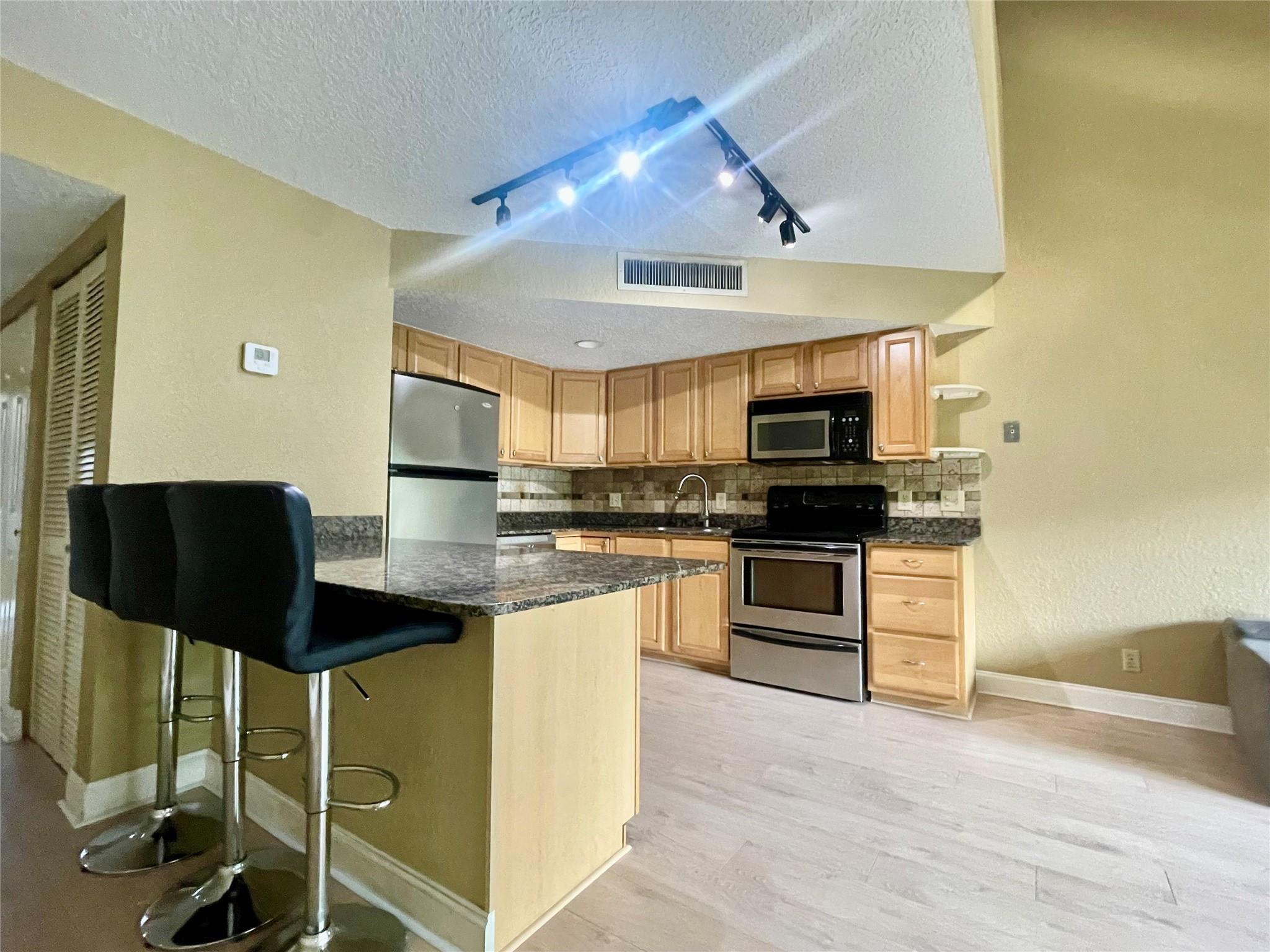 The Racquet Club Of Deer - Residential Lease