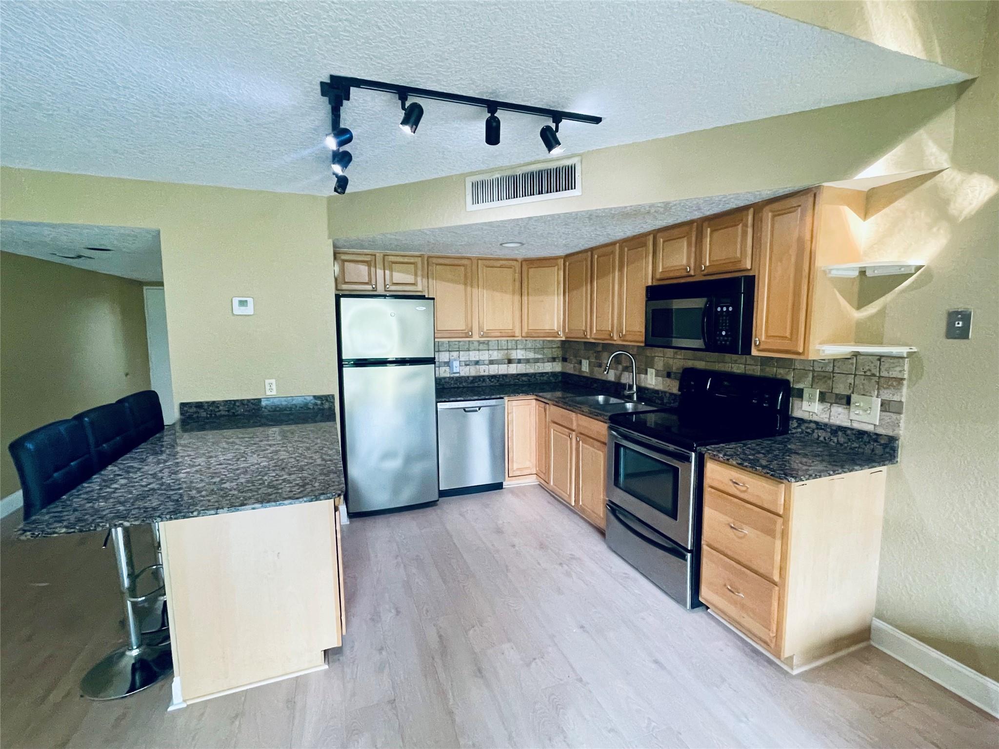 The Racquet Club Of Deer - Residential Lease