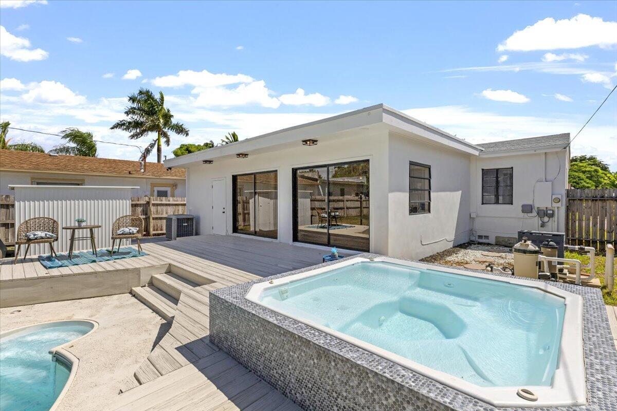 1227 N OCEAN BREEZE