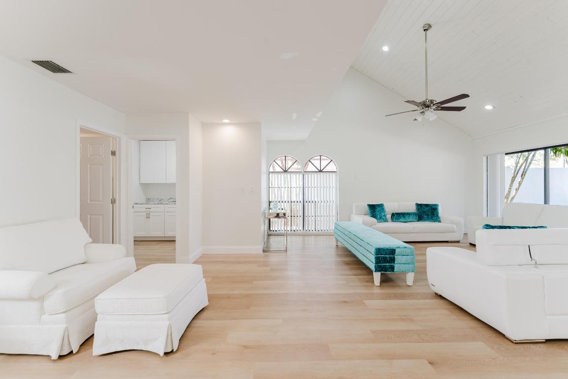 DELRAY MNR - Residential Lease