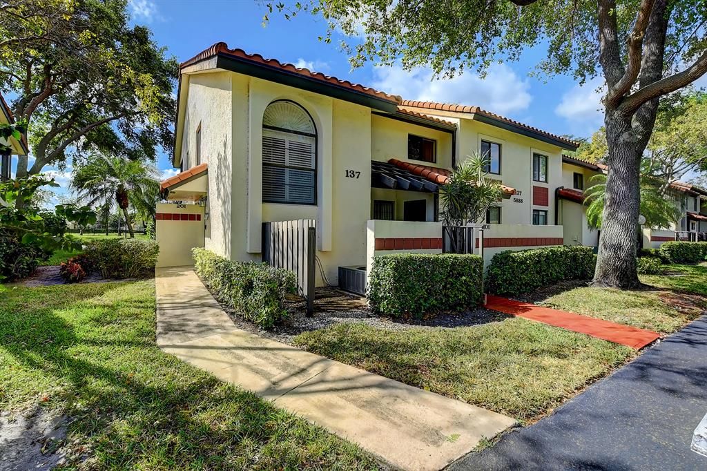 Photo of 5888 S End Lake Drive #201, Boynton Beach, FL 33437 (MLS # R10702483)