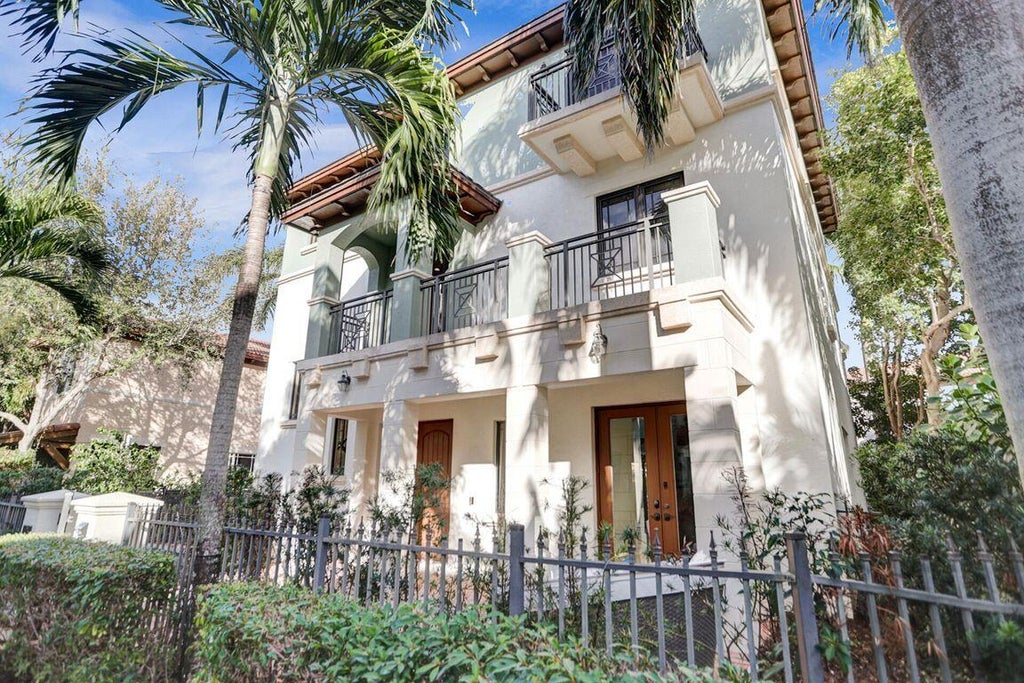 Photo of 125 NW GARDNER Street, Boca Raton, FL 33432 (MLS # B26092114)