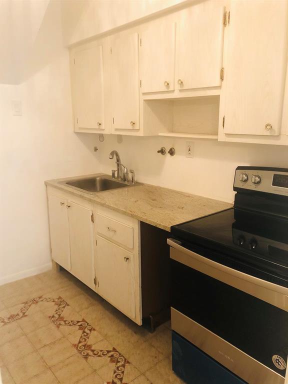Studio/apartment with full kitchen 2 room and 1 bath! Ready to move in! Private entrance, parking for one vehicle. Your rent will include electricity and water and peace of mind. Quiet neighborhood and very accessible to shopping areas, supermarket, and restaurants. MUST SEE.This property is steps away from the beautiful beaches of Juno.