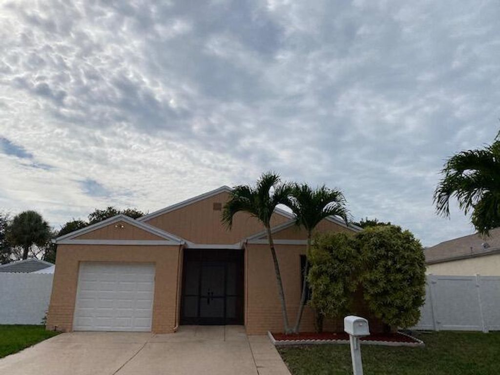Photo of 41 Buxton Lane, Boynton Beach, FL 33426 (MLS # B26012334)