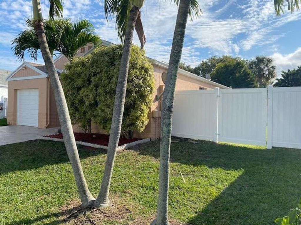 Photo of 41 Buxton Lane, Boynton Beach, FL 33426 (MLS # B26012334)