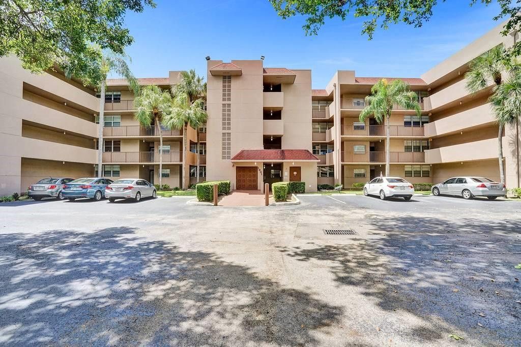 Photo of 9501 Seagrape Drive #403, Davie, FL 33324 (MLS # F10546036)