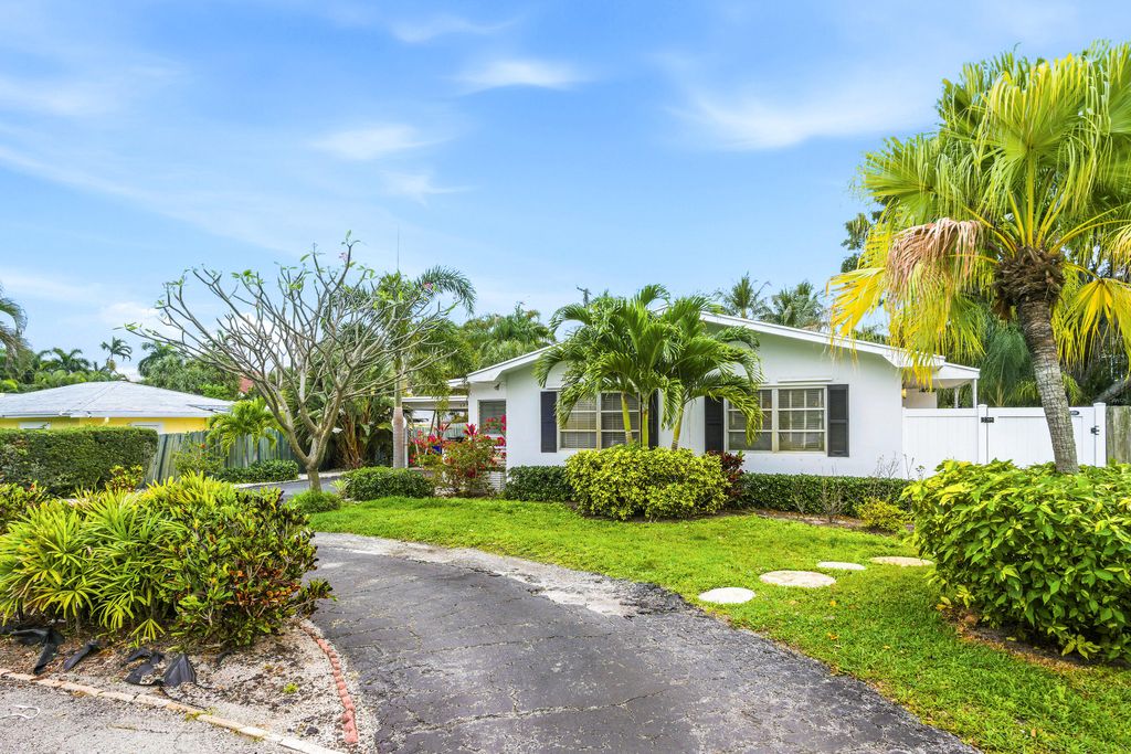 Photo of 622 Allen Avenue, Delray Beach, FL 33483 (MLS # B26005839)