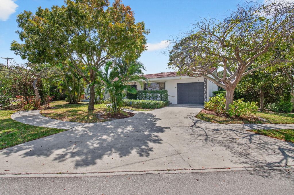 Photo of 2101 Collier Avenue, Lake Worth Beach, FL 33461 (MLS # B26001769)