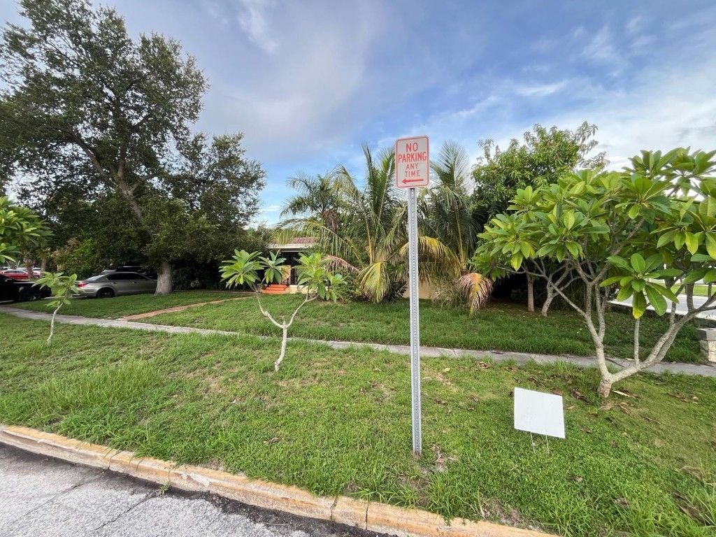 Photo of 1124 Colonial Road, Fort Pierce, FL 34950 (MLS # F10523405)